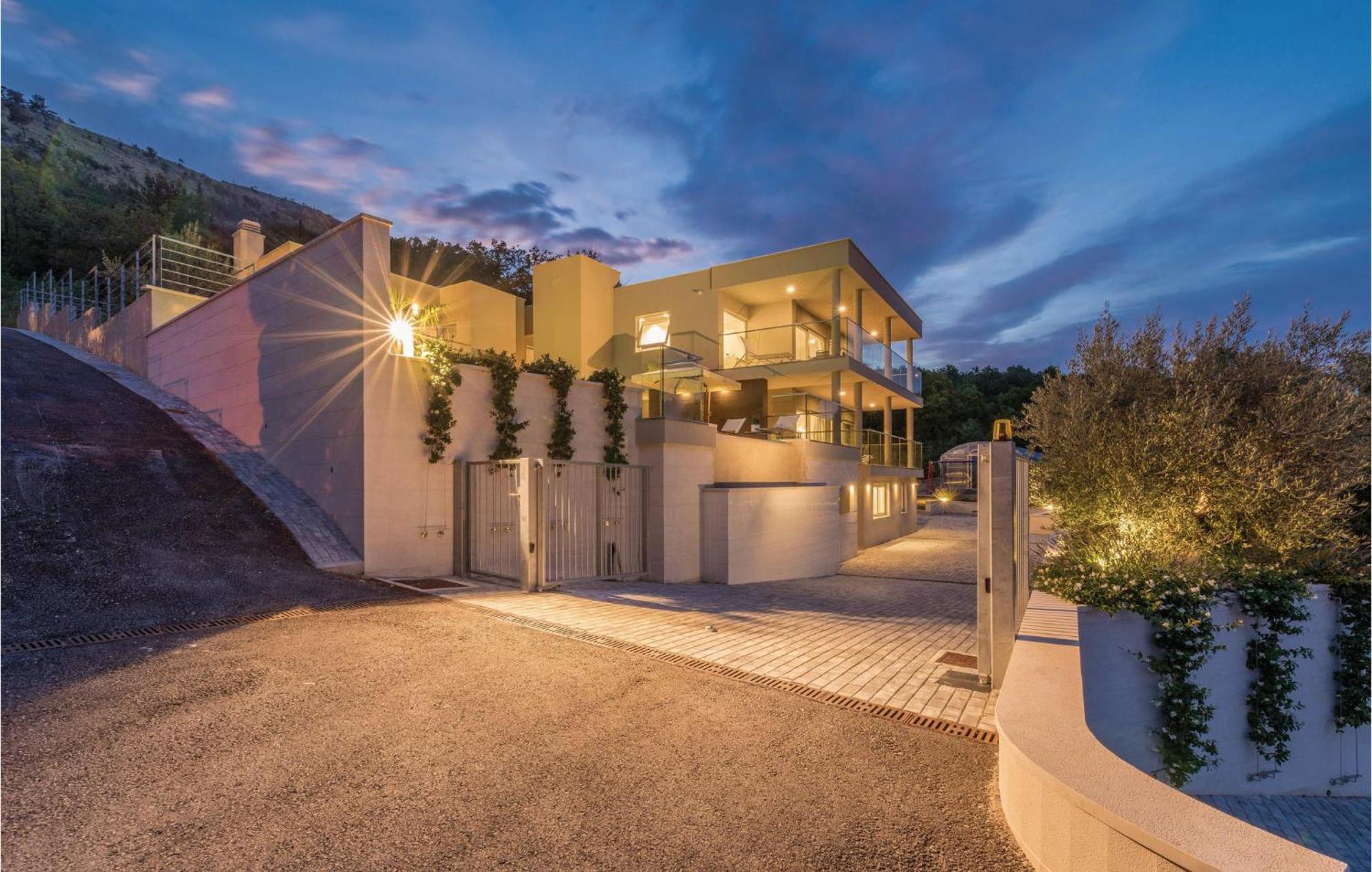Nice Apartment In Plomin With Jacuzzi Exterior photo